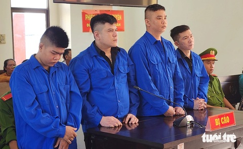 Phạt 9 năm tù vì cầm dao chém người bán tôm phá giá- Ảnh 1. Bị cáo Nguyễn Thanh Tuấn (bìa phải) bị tuyên phạt 9 năm tù vì kéo cả nhóm đi chém người khác bán tôm phá giá - Ảnh: BỬU ĐẤU