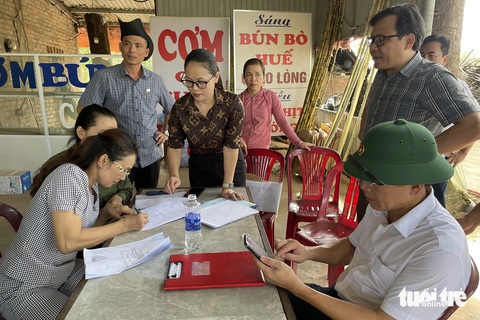 Chồng nhận 5,3 tỉ tiền đền bù, vợ ngăn cản thi công cao tốc vì đang làm thủ tục ly hôn- Ảnh 1. Bà Hoàng Thị Túy (trái) ký biên bản đồng ý để nhà thầu thi công cao tốc Cam Lộ - Vạn Ninh - Ảnh: HOÀNG TÁO