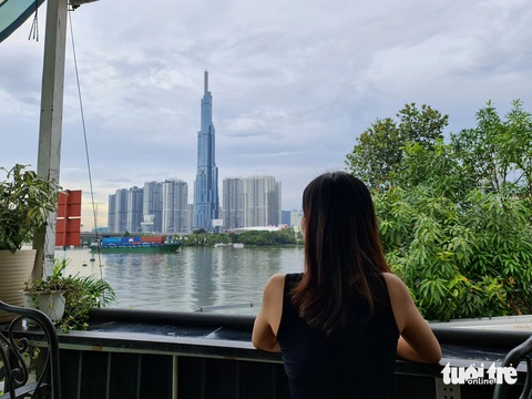 Lương 10 triệu ở TP.HCM mà tiết kiệm 3 triệu: Ăn khổ, ít bạn- Ảnh 1. Để đạt mục tiêu tiết kiệm được 3 triệu mỗi tháng, Khánh Huyền buộc phải cắt bỏ thói quen cà phê, trà sữa sang chảnh dù cũng rất buồn - Ảnh: TRIỆU VÂN