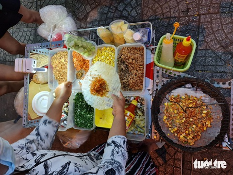 Lương 10 triệu ở TP.HCM mà tiết kiệm 3 triệu: Ăn khổ, ít bạn- Ảnh 4. Hạn chế giao lưu, gặp gỡ bạn bè để tiết kiệm nhưng việc này vô tình khiến nhiều người trẻ ít bạn lại - Ảnh: TRIỆU VÂN
