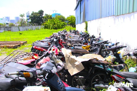 Bên trong khu đất quận 6 kiến nghị xây cơ sở 2 Bệnh viện Mắt TP.HCM- Ảnh 9. Khu đất trống được trưng dụng để làm nơi tạm thu giữ xe vi phạm giao thông - Ảnh: TIẾN QUỐC