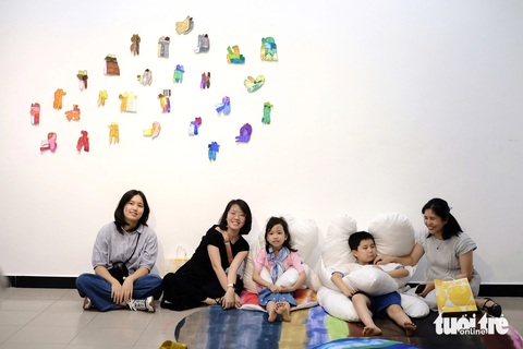 Người lớn, trẻ con thích thú đến với triển lãm Chèo méo để được ôm - Ảnh: Tòhe Người lớn, trẻ con thích thú đến với triển lãm Chèo méo để được ôm - Ảnh: Tòhe