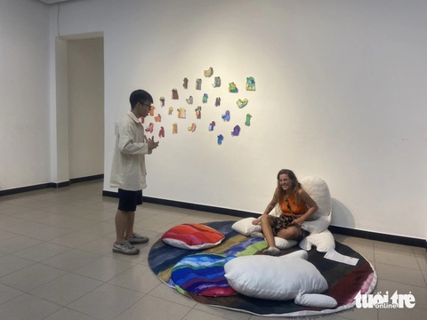 Khách nước ngoài trải nghiệm được ôm với tác phẩm tương tác Ná - Ảnh: T.ĐIỂU Khách nước ngoài trải nghiệm được ôm với tác phẩm tương tác Ná - Ảnh: T.ĐIỂU