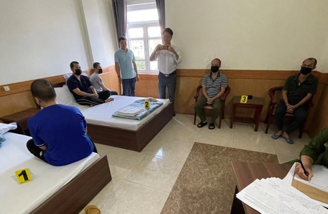 Dùng thuốc hướng thần để chiếm đoạt tiền của người mua đất- Ảnh 3. Cả nhóm lưu trú tại Đà Lạt trong một khách sạn - Ảnh: Công an cung cấp