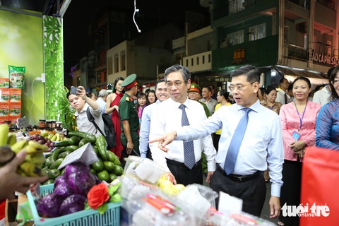 Mít vị sầu riêng, vú sữa ăn cả vỏ, thanh long tổ yến lần đầu có mặt ở Tuần lễ trái cây- Ảnh 3. Ông Nguyễn Phước Lộc (trái) - phó bí thư Thành ủy và ông Nguyễn Văn Dũng - phó chủ tịch UBND TP.HCM - tham quan các gian hàng