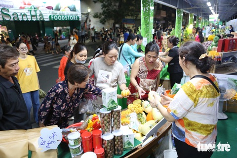 Mít vị sầu riêng, vú sữa ăn cả vỏ, thanh long tổ yến lần đầu có mặt ở Tuần lễ trái cây- Ảnh 8. Súp lơ vàng nghệ, bí hồ lô... các loại rau quả độc lạ từ TP Đà Lạt thu hút khách