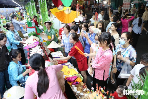 Mít vị sầu riêng, vú sữa ăn cả vỏ, thanh long tổ yến lần đầu có mặt ở Tuần lễ trái cây- Ảnh 10. Gian hàng xếp lá dừa nghệ thuật; gian hàng với loại hình nặn, tạo hình nghệ thuật từ đất sét màu... cũng là những hoạt động mà BTC muốn người dân trải nghiệm