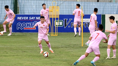 Vòng loại World Cup 2026: Đánh thức các ngôi sao của tuyển Việt Nam- Ảnh 1. Quang Hải cùng các đồng đội tập luyện chuẩn bị cho trận gặp Philippines - Ảnh: HOÀNG TÙNG