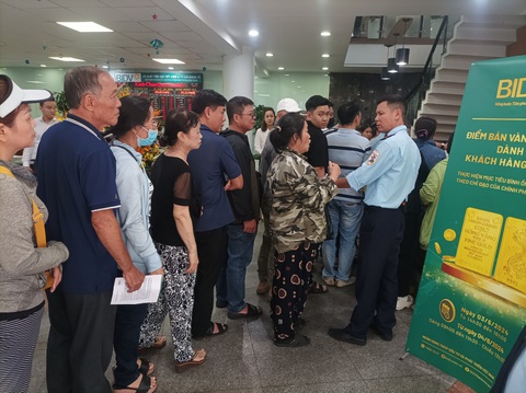 Giá vàng miếng SJC về dưới 79 triệu đồng/lượng- Ảnh 2. Khách hàng xếp hàng chờ mua vàng sáng nay tại BIDV chi nhánh TP.HCM khi giá vàng giảm - Ảnh: Y.N.