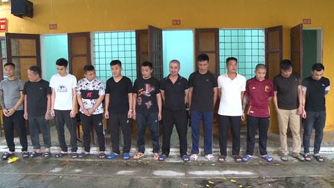 Bắt giữ 12 nghi phạm đánh bạc dưới hình thức cá độ bóng đá- Ảnh 1. Các nghi phạm vừa bị công an bắt giữ - Ảnh: Công an tỉnh Thanh Hóa cung cấp