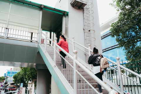 Có gì trên cầu bộ hành mà nhiều người ngại đi?- Ảnh 2. Bà V. (ở Long An, thường tái khám tại Bệnh viện Ung bướu) cho rằng các bậc cầu bộ hành trên đường Nơ Trang Long, quận Bình Thạnh khá cao, người bệnh đi lại khó khăn - Ảnh: THANH HIỆP