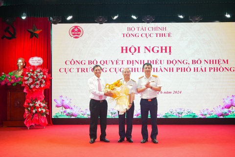 Hải Phòng có tân cục trưởng Cục Thuế thành phố- Ảnh 1. Lãnh đạo TP Hải Phòng và Tổng cục Thuế chúc mừng tân Cục trưởng Cục Thuế thành phố Hải Phòng Nguyễn Tiến Trường (giữa) - Ảnh: Đ.THANH