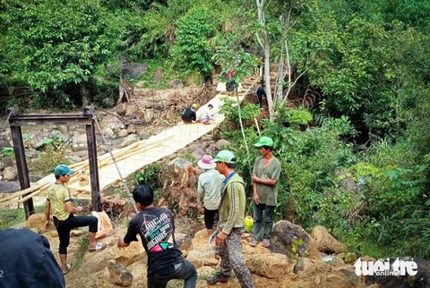 Điểm trường xã hội hóa bị lập biên bản buộc dừng thi công, Quảng Nam đề nghị Kon Tum tạo điều kiện- Ảnh 3. Công trình cầu treo qua suối Nước Tối - Ảnh: N.L.