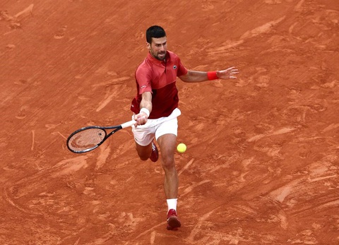 Djokovic đối diện nguy cơ rút lui khỏi Roland Garros- Ảnh 1. Djokovic hiện rất mệt mỏi sau 2 trận đấu căng thẳng - Ảnh: REUTERS