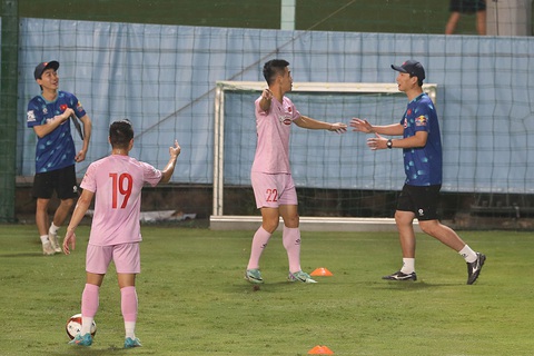 HLV Kim Sang Sik có nhiều khoảnh khắc vui đùa cùng các cầu thủ - Ảnh: HOÀNG TÙNG HLV Kim Sang Sik có nhiều khoảnh khắc vui đùa cùng các cầu thủ - Ảnh: HOÀNG TÙNG