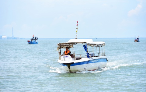 Hiểm nguy cấp cứu trên biển- Ảnh 4. Ca nô nhỏ do UBND xã Thạnh An trang bị hiện là phương tiện cấp cứu chuyển bệnh nhân từ xã đảo vào đất liền - Ảnh: D.PHAN