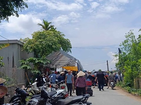 Vụ việc thu hút tất đông người dân hiếu kỳ, trong lúc lực lượng chức năng đang khẩn trương làm nhiệm vụ - Ảnh: KHÁNH LINH Vụ việc thu hút rất đông người dân hiếu kỳ, trong lúc lực lượng chức năng đang khẩn trương làm nhiệm vụ - Ảnh: KHÁNH LINH