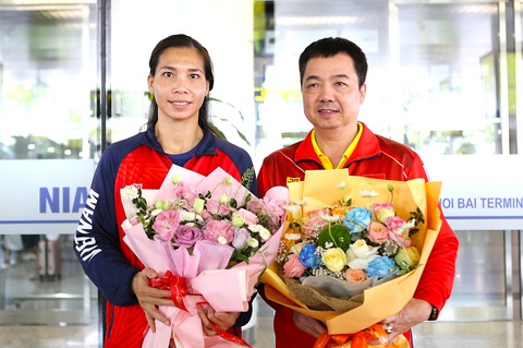 Võ sĩ boxing Hà Thị Linh: Bao giờ mẹ thắng để về với con?- Ảnh 5. Võ sĩ Hà Thị Linh và HLV Nguyễn Như Cường - người trực tiếp huấn luyện cô giành vé đến Olympic Paris - về đến sân bay Nội Bài ngày 3-6 - Ảnh: HOÀNG TÙNG