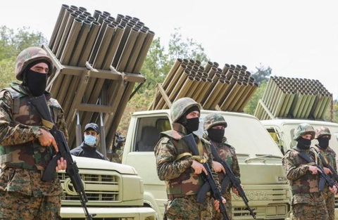 Hậu tập kích gây cháy rừng dữ dội, Hezbollah cảnh báo Israel về kho vũ khí chưa sử dụng- Ảnh 1. Các tay súng Hezbollah trong một cuộc diễn tập quân sự năm 2023 - Ảnh: REUTERS