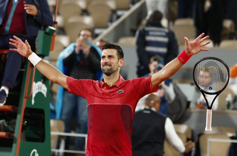Tin tức thể thao sáng 4-6: Djokovic lội ngược dòng vào tứ kết; Chelsea công bố HLV Enzo Maresca- Ảnh 1. Djokovic ăn mừng chiến thắng ngoạn mục trước Cerundolo - Ảnh: Reuters