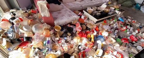 Có 3,5 tỉ đồng nhưng chọn sống giữa 'bãi rác' thay vì kết hôn- Ảnh 2. Rác thải từ những lần đặt đồ ăn uống về nhà có mặt trong từng ngóc ngách trong căn nhà.
