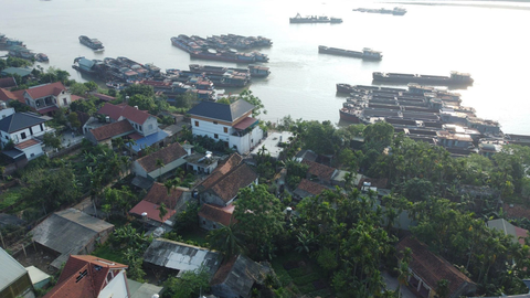 Sạt lở do khai thác cát vùng giáp ranh: Phản ánh của Hà Nội không khách quan?- Ảnh 1. Nhiều tàu cỡ lớn neo trên sông Đà đoạn qua huyện Ba Vì, Hà Nội - Ảnh: QUANG VIỄN