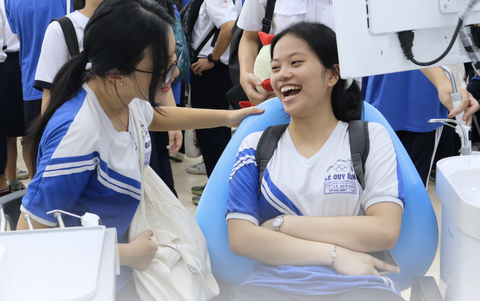 Trường đại học Khoa học sức khỏe điều chỉnh cách thức nộp hồ sơ xét tuyển sớm- Ảnh 1. Học sinh tham quan, tìm hiểu môi trường học tập, thông tin tuyển sinh và cách thức xét tuyển của Khoa Y Đại học Quốc gia TP.HCM - Ảnh: VNUHCM