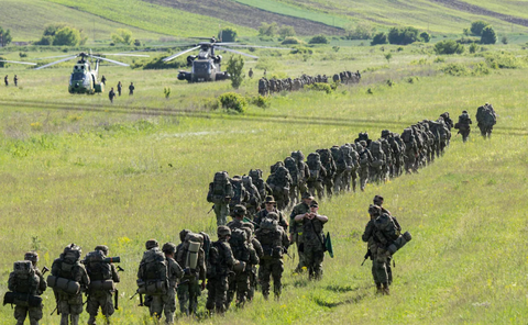 NATO chuẩn bị kịch bản chiến tranh với Nga: Xây hành lang cho lính Mỹ đổ bộ ở châu Âu- Ảnh 1. Binh sĩ Tây Ban Nha, Đức và Hà Lan ở Romania vào tháng 5-2024 - Ảnh: REUTERS