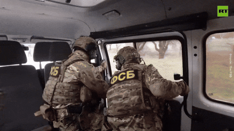 Nga công bố video phá mạng lưới gián điệp Ukraine ở Crimea- Ảnh 1. Tổng cục An ninh liên bang Nga đã công bố nhiều hình ảnh và video liên quan đến vụ phá mạng lưới gián điệp Ukraine ở Crimea, trong đó có cảnh bắt giữ nghi phạm - Nguồn: RT/FSB