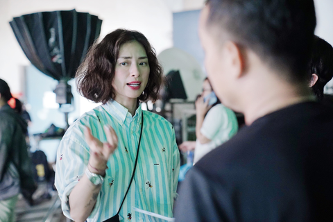 Thúy Ngân tự tin khi được Ngô Thanh Vân chỉ dạy diễn xuất- Ảnh 1. Với kinh nghiệm dày dặn và phong cách làm việc nghiêm túc, Ngô Thanh Vân đã giúp các diễn viên nâng cao khả năng diễn xuất và thể hiện trọn vẹn nhân vật của mình.