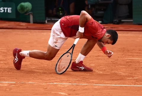 Djokovic chính thức rút lui khỏi Roland Garros vì chấn thương- Ảnh 1. Djokovic đã cho thấy những vấn đề ở đầu gối sau trận thắng Cerundolo - Ảnh: REUTERS