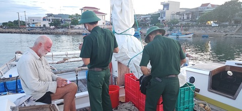 Ngư dân Quảng Ngãi cứu ông lão người Mỹ đi thuyền buồm từ Philippines sang Việt Nam du lịch- Ảnh 1. Ông Quinn Richard Anthony làm việc với bộ đội biên phòng - Ảnh: VĂN TÁNH