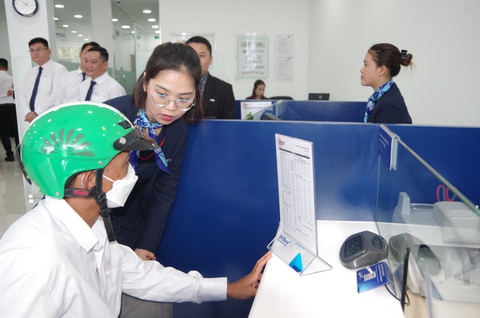 BVBank khai trương hoạt động đơn vị thứ hai tại Bình Định- Ảnh 2. Tư vấn, hướng dẫn khách hàng đến giao dịch sáng 4-6 - Ảnh: MINH DUYÊN