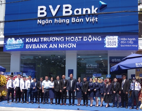 BVBank khai trương hoạt động đơn vị thứ hai tại Bình Định- Ảnh 3. Cán bộ, công nhân viên điểm giao dịch An Nhơn - Ảnh: MINH DUYÊN