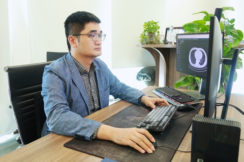 Sản phẩm AI của VinBigdata đạt chuẩn FDA, tiến vào thị trường Mỹ- Ảnh 2. TS. Nguyễn Quý Hà - Giám đốc Khối Công nghệ Phân tích hình ảnh VinBigdata chia sẻ, chứng nhận của FDA sẽ mở ra cánh cửa để VinBigdata tiến ra toàn cầu, góp phần khẳng định vị thế của Việt Nam trên bản đồ trí tuệ nhân tạo thế giới. Ảnh: Đ.H