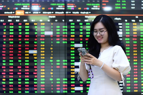 Giải bóng đá đến gần, cổ phiếu hai ông lớn ngành bia ‘cháy hàng’- Ảnh 1. Thị trường chứng khoán vừa có một phiên giằng co, điểm số chỉ tăng nhẹ - Ảnh: QUANG ĐỊNH