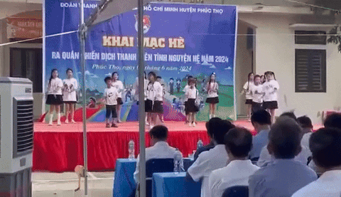 Nguyên nhân vụ gạch vữa sập xuống sân khấu làm 6 trẻ bị thương ở Hà Nội- Ảnh 1. Gạch vữa sập xuống sân khấu chiều 3-6 - Ảnh: A.T.