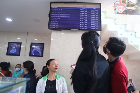 Giá vàng miếng SJC về dưới 79 triệu đồng/lượng- Ảnh 1. Nhiều người chờ mua vàng vì nhiều tháng qua giá vàng miếng SJC mới về dưới 79 triệu đồng/lượng - Ảnh: PHƯƠNG QUYÊN