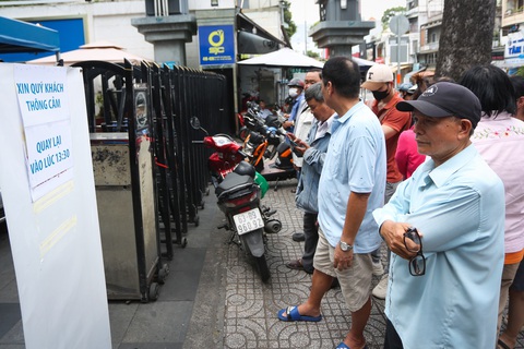 SJC giới hạn mỗi khách được mua 1 lượng, mua vàng ở nhiều ngân hàng phải đăng ký trước- Ảnh 3. Do lo không đến lượt mua vàng nên nhiều khách hàng đã có mặt từ sớm trước giờ giao dịch - Ảnh: PHƯƠNG QUYÊN