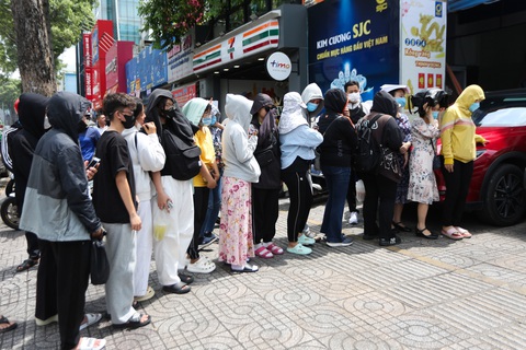 SJC giới hạn mỗi khách được mua 1 lượng, mua vàng ở nhiều ngân hàng phải đăng ký trước- Ảnh 2. Trước giờ giao dịch khách hàng đã xếp hàng dài - Ảnh: PHƯƠNG QUYÊN