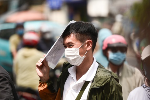 SJC giới hạn mỗi khách được mua 1 lượng, mua vàng ở nhiều ngân hàng phải đăng ký trước- Ảnh 1. Khách hàng đội nắng chờ mua vàng - Ảnh: PHƯƠNG QUYÊN