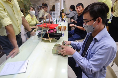 Giá vàng miếng SJC về dưới 79 triệu đồng/lượng- Ảnh 6. Khách hàng giao dịch sáng nay tại Công ty SJC - Ảnh: PHƯƠNG QUYÊN