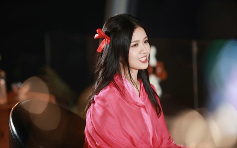 Suni Hạ Linh bất ngờ xuất hiện trong talkshow của 'bà trùm showbiz Hoa ngữ'- Ảnh 1. Suni Hạ Linh trong buổi talkshow có tên gọi Thời gian ngây thơ. Với thân hình mảnh mai, nhỏ bé, Suni khiến fan bất ngờ khi tiết lộ