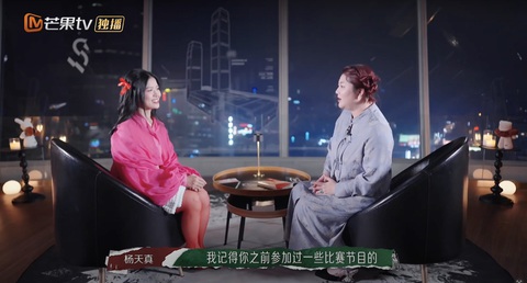 Suni Hạ Linh bất ngờ xuất hiện trong talkshow của 'bà trùm showbiz Hoa ngữ'- Ảnh 3. Suni Hạ Linh trong cuộc trò chuyện với Dương Thiên Chân