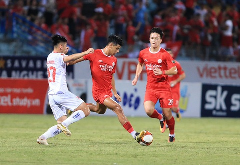 Thể Công - Viettel không được đá trận cuối V-League 2023-2024 trên sân Hàng Đẫy- Ảnh 1. CLB Thể Công - Viettel (áo đỏ) ở trận tiếp Hải Phòng trên sân Hàng Đẫy ở vòng 22 - Ảnh: VPF