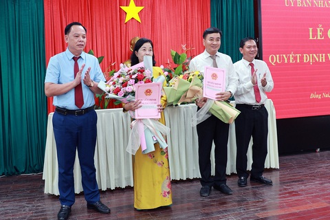Cho chủ tịch UBND huyện Trảng Bom nghỉ việc theo nguyện vọng- Ảnh 1. Bà Vũ Thị Minh Châu - chủ tịch UBND huyện Trảng Bom, Đồng Nai - nhận quyết định miễn nhiệm sau khi xin nghỉ việc vì lý do cá nhân - Ảnh: H.M.