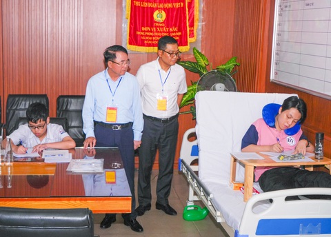 Công an hỗ trợ đưa sĩ tử mổ ruột thừa đến điểm thi ở Hải Phòng- Ảnh 2. Lãnh đạo TP Hải Phòng đến động viên những thí sinh đặc biệt được bố trí phòng thi riêng tại điểm thi Trường THPT Thái Phiên - Ảnh: Đ.THANH