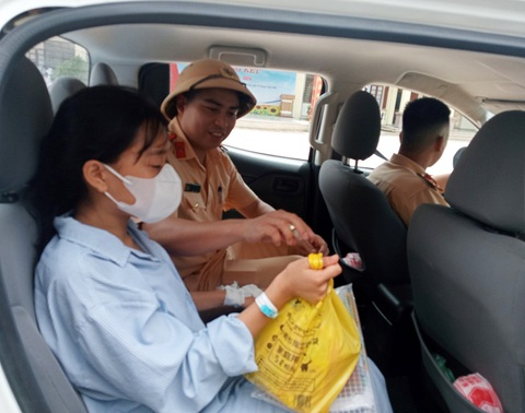 Công an hỗ trợ đưa sĩ tử mổ ruột thừa đến điểm thi ở Hải Phòng- Ảnh 1. Sĩ tử Nguyễn Thị Ánh Nguyệt được cán bộ Công an huyện Tiên Lãng, TP Hải Phòng đưa đón đến điểm thi, sau khi nắm được thông tin thí sinh này vừa mổ ruột thừa đêm 3-6 - Ảnh: Công an huyện Tiên Lãng