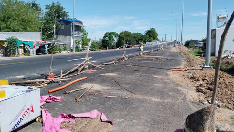 Lấn cấn bảo hiểm bồi thường, 280m tuyến tránh Long Xuyên bị ‘tắc’- Ảnh 1. 280m tuyến tránh Long Xuyên chưa thể thi công hoàn thiện do lấn cấn chuyện bồi thường hư hỏng nhà dân - Ảnh: CHÍ HẠNH