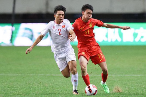 HLV Hứa Hiền Vinh: U19 Việt Nam thua chiều cao, nỗ lực tìm thế hệ mới có thể hình cao hơn- Ảnh 2. U19 Việt Nam (áo trắng) thất thế về chiều cao - Ảnh: YISHUO